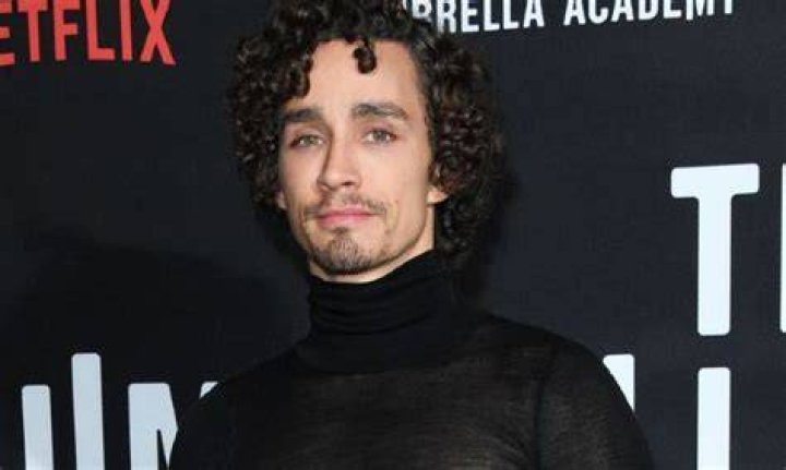 Robert Sheehan Net Worth
